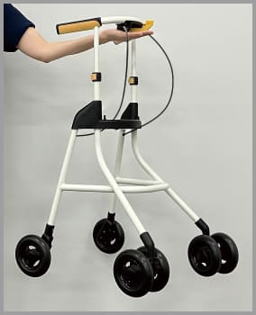 軽い力で持ち上げているイメージ